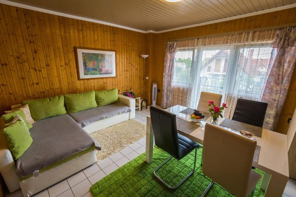 OrdacsehiJoli Guesthouse的客厅配有沙发和桌子