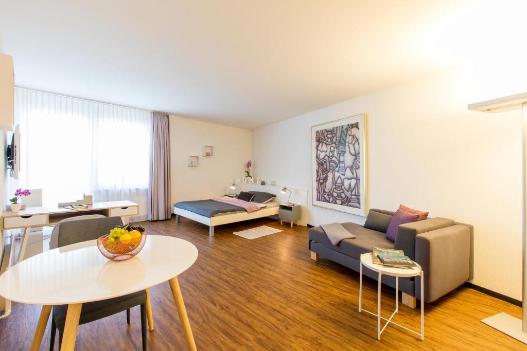 巴塞尔Apartmenthaus zum Trillen Basel City Center的客厅配有沙发和桌子