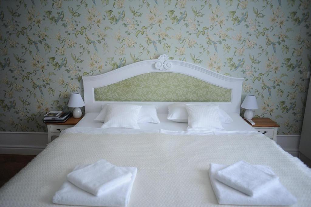 奥拉迪亚Sophie Apartment的卧室配有白色床和2个白色枕头