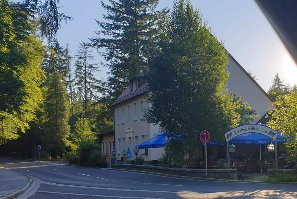 文西德尔Hotel Berggasthof Waldlust的街道边有标志的建筑物