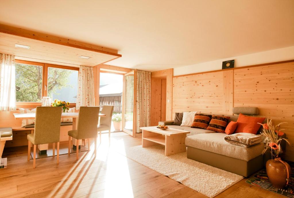 卢松Lehrnerhof Lüsen的带沙发的客厅和用餐室