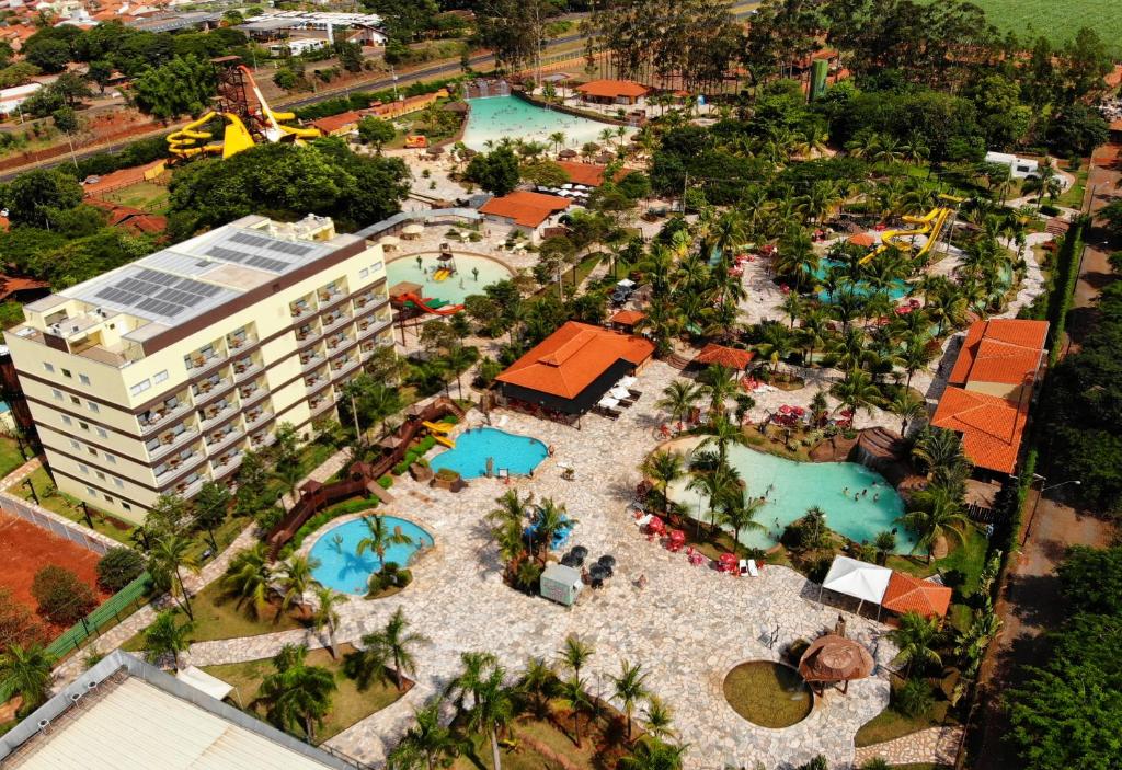 巴雷图斯Barretos Country Thermas Resort的享有度假胜地的空中景致,设有2个游泳池