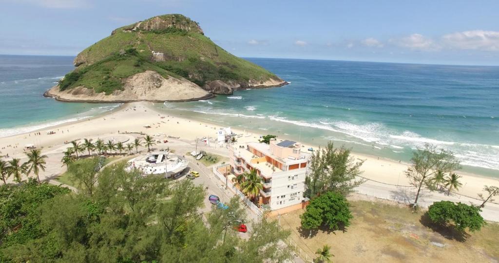 里约热内卢KS海滩酒店 的享有海滩、建筑和大海的景色