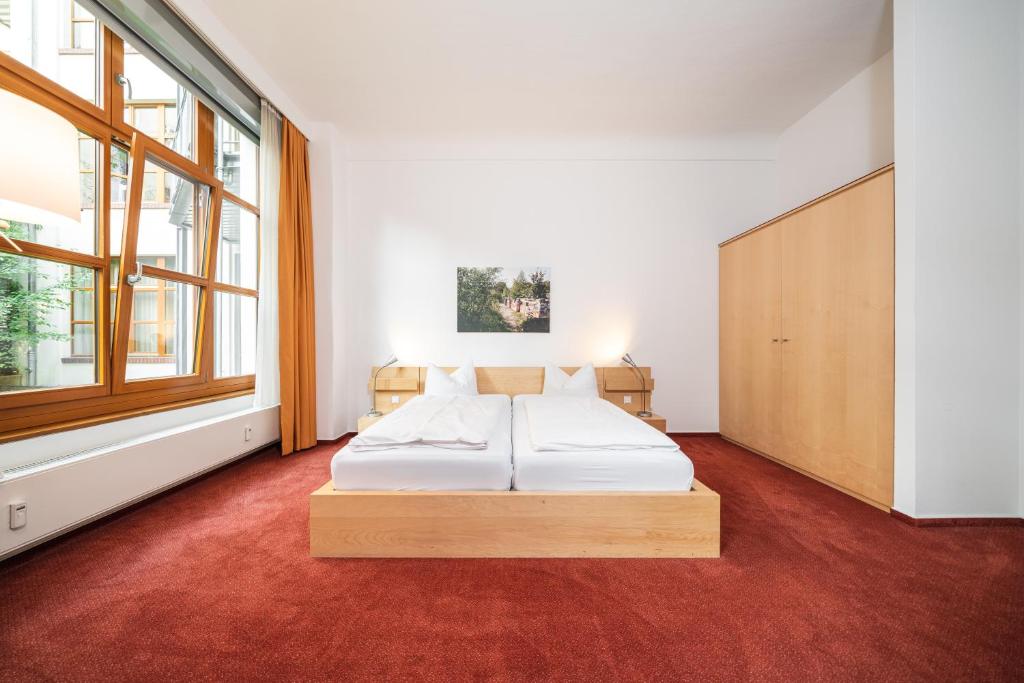 柏林26酒店的一间卧室设有一张床和一个大窗户