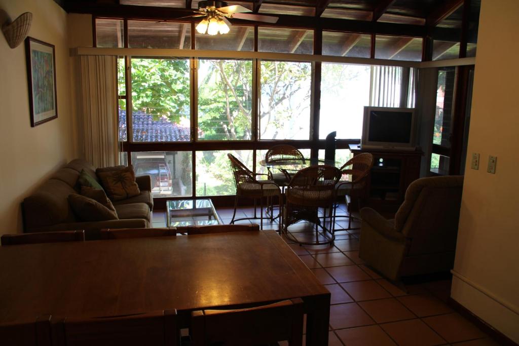 奥科塔尔Ocotal Beach Front House #25的客厅设有桌子和大窗户
