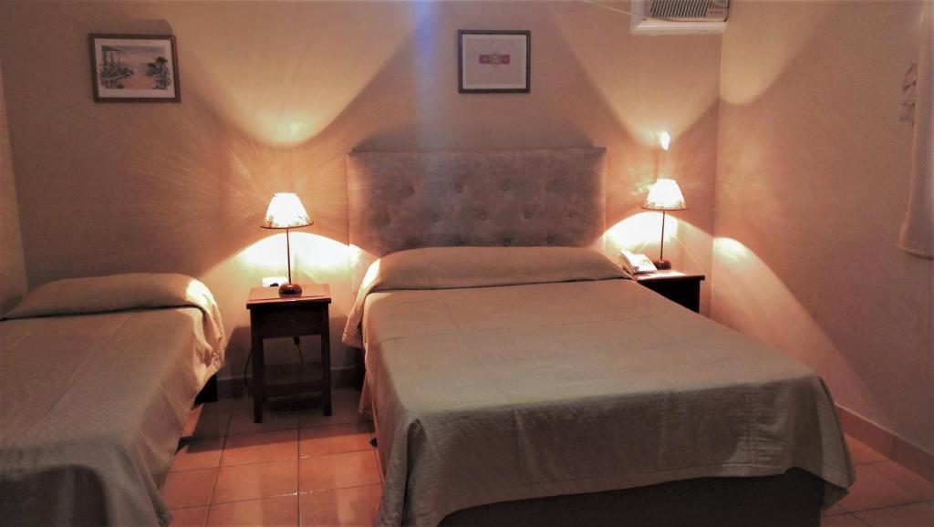 波萨达斯马里兰旅馆的酒店客房设有两张床和两盏灯。