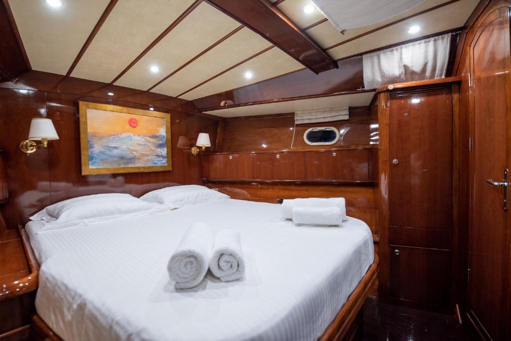 雅典Boat Aiolis in the Athenian Riviera!的一间卧室配有一张床,上面有两条毛巾