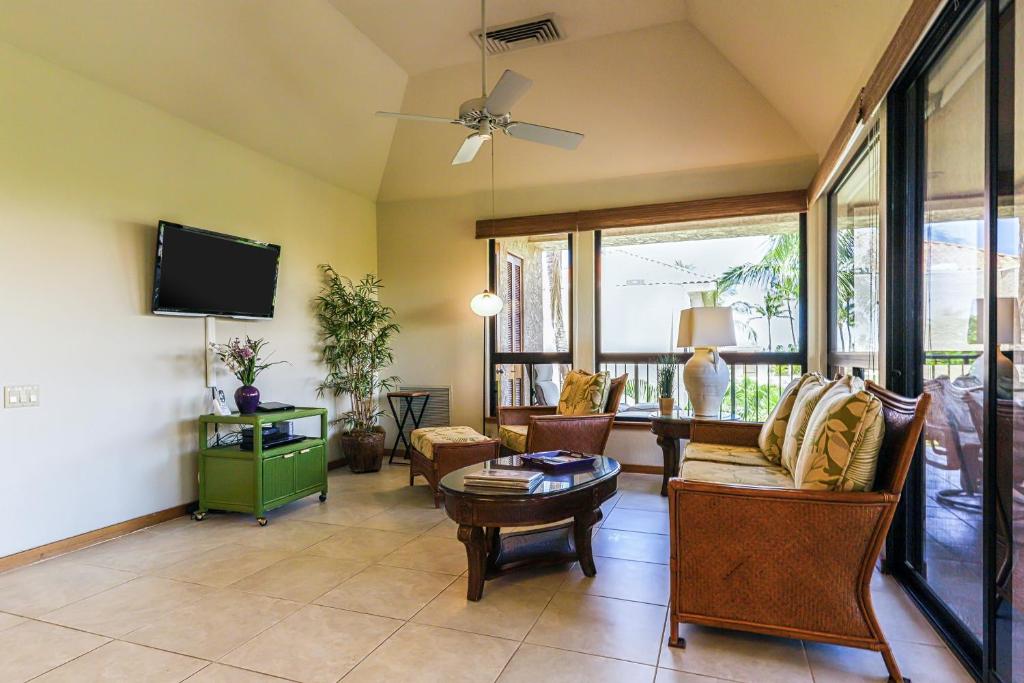 瓦克拉Shores at Waikoloa #338的客厅配有家具和平面电视。
