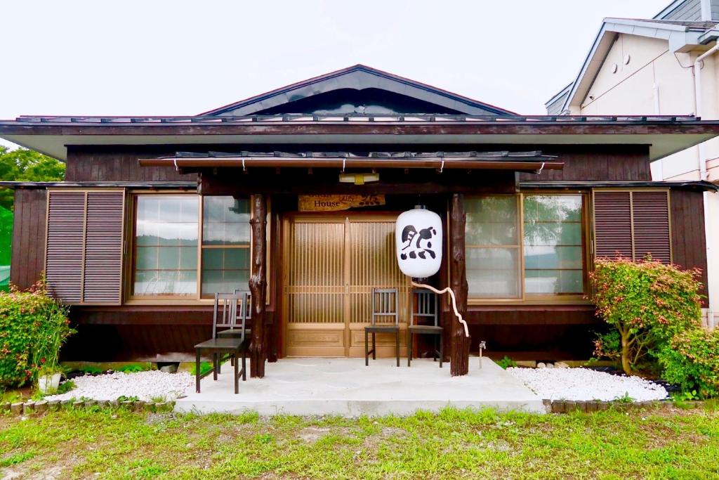 山中湖村Guest House Zen的房屋前面有标志