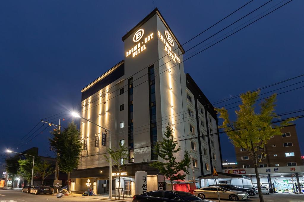 大邱Brown Dot Hotel Seong Seo的建筑的侧面有时钟