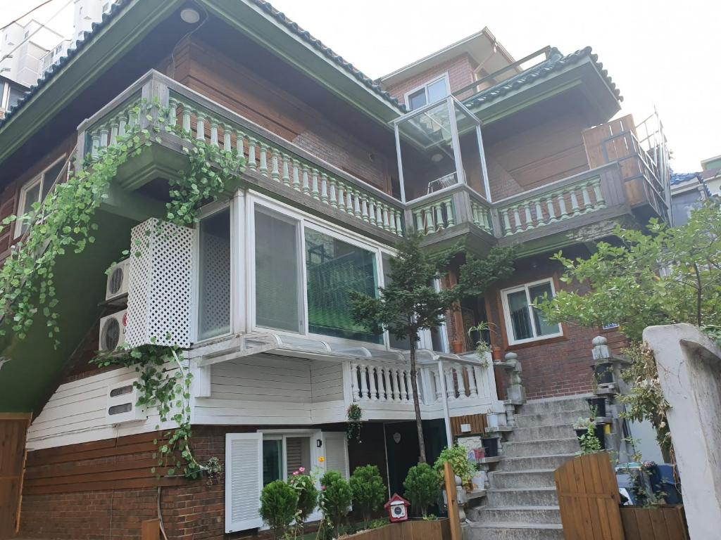 首尔Ok guesthouse的房屋前方设有阳台