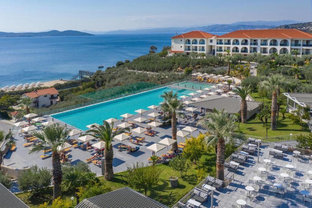 欧拉努波利斯阿卡拉托斯海滨酒店的享有带游泳池的度假村的空中景致
