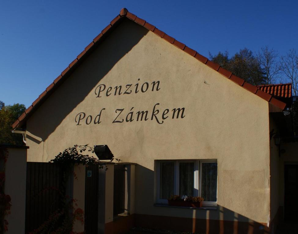 普鲁洪尼斯Penzion Pod Zámkem的一座建筑,上面写着激情诗集津巴维的话