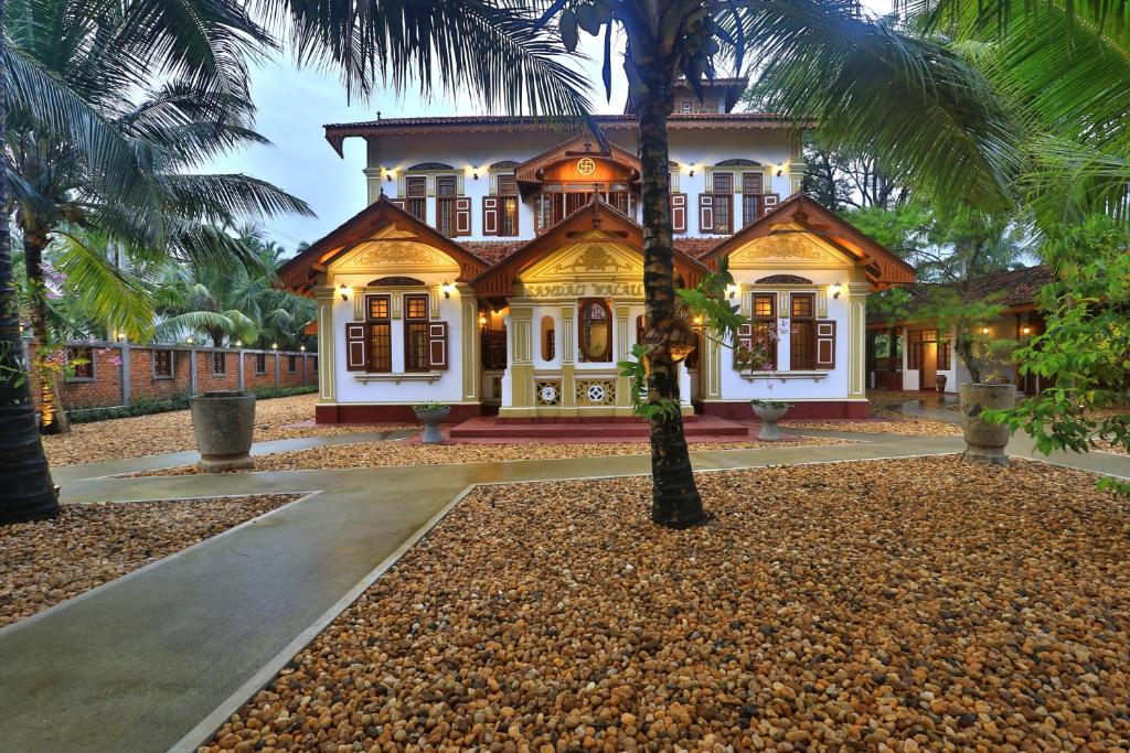 本托塔Sandali Walauwa的前面有棕榈树的房子