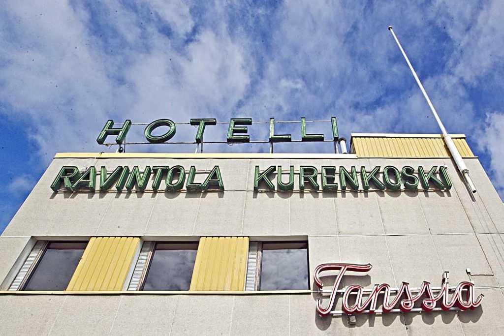 普达斯耶尔维hotelli ravintola kurenkoski的上面有标志的建筑