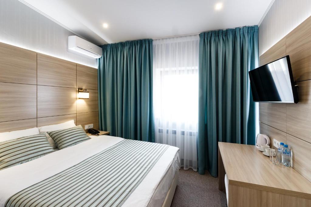 萨马拉Inter Hotel的酒店客房,配有床和电视