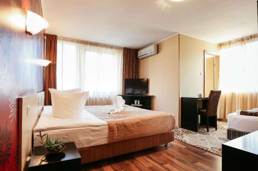 克卢日-纳波卡Vila Vidalis的酒店客房,配有床和电视