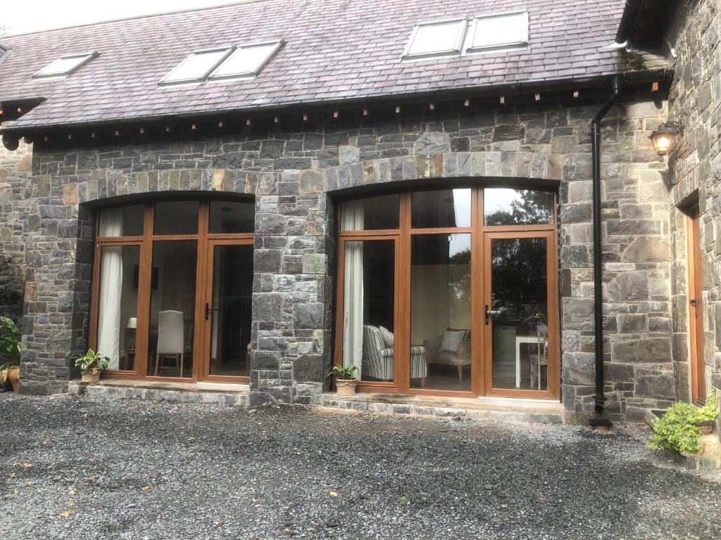 阿马Courtyard Studio Armagh City的石头房子,有两个玻璃门