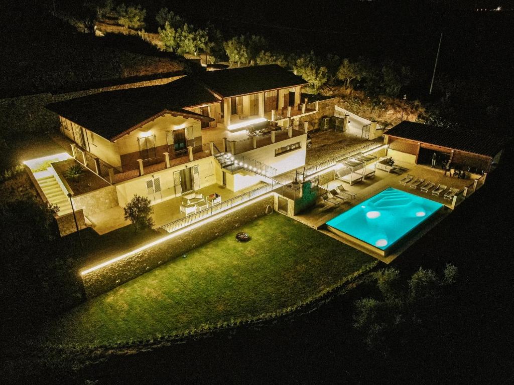 加斯佩里纳Villa le Fontanelle的享有房子空中景色,晚上设有游泳池
