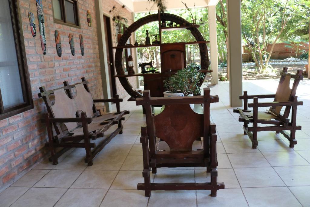 VillamontesHOTEL BOUTIQUE EL RANCHO OLIVO的一间房间,配有两把椅子和一张桌子,种植了植物
