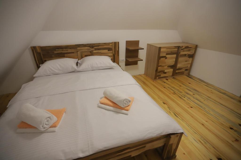 BrdoP-ZLATAR, apartman 3的一间卧室配有一张床,上面有两条毛巾