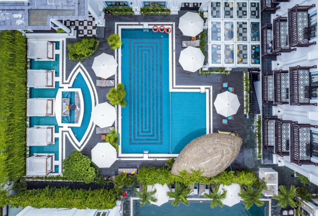 会安Anio Boutique Hotel Hoian的城市游泳池的顶部景观