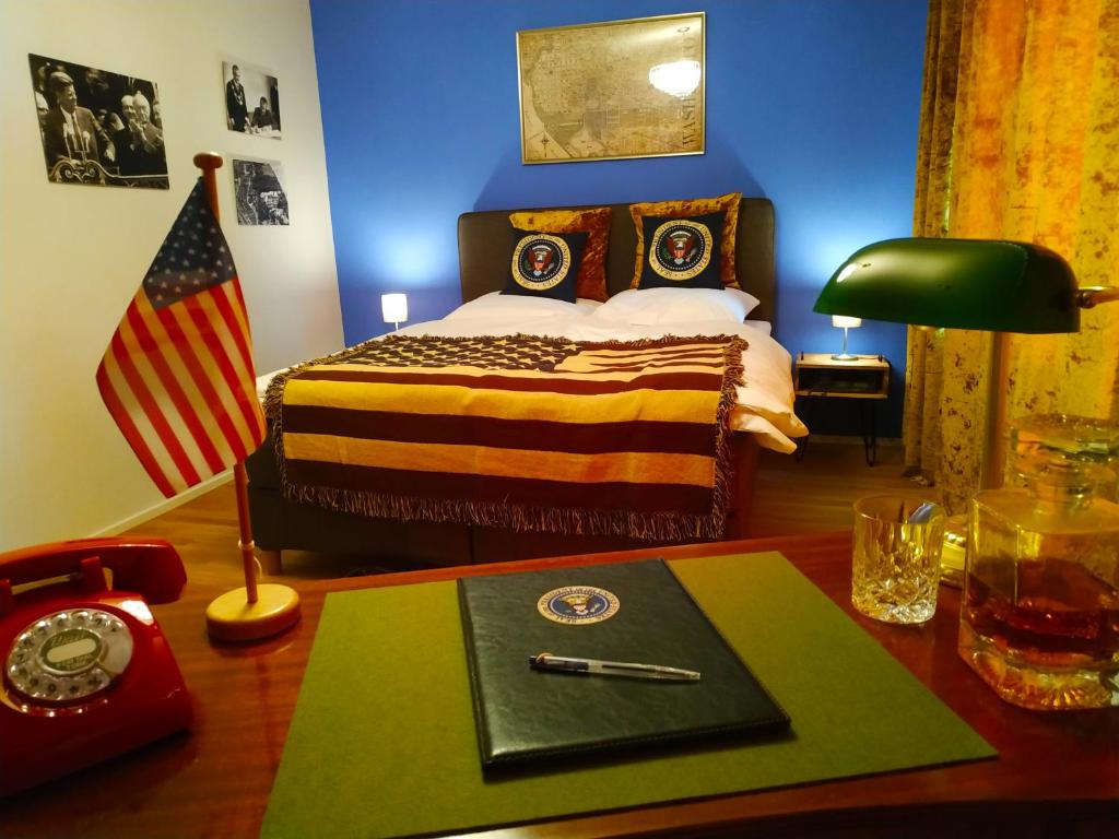 波恩莱茵兰德酒店的一间卧室配有床和美洲国旗