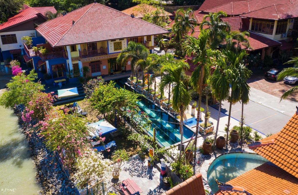 峇都丁宜失乐园度假酒店的享有带游泳池的度假村的空中景致