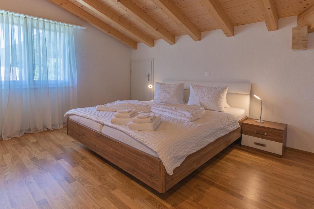 维尔德斯韦尔Chalet Gousweid- Jungfrau Apartment的一间卧室配有一张大床和两条毛巾