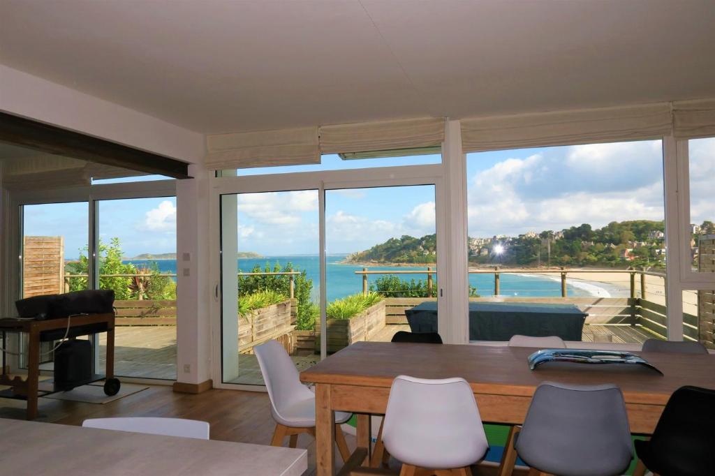 佩罗斯-吉雷克Maison avec Terrasse Superbe Vue Mer plage de Trestraou - ref 907的海景客厅