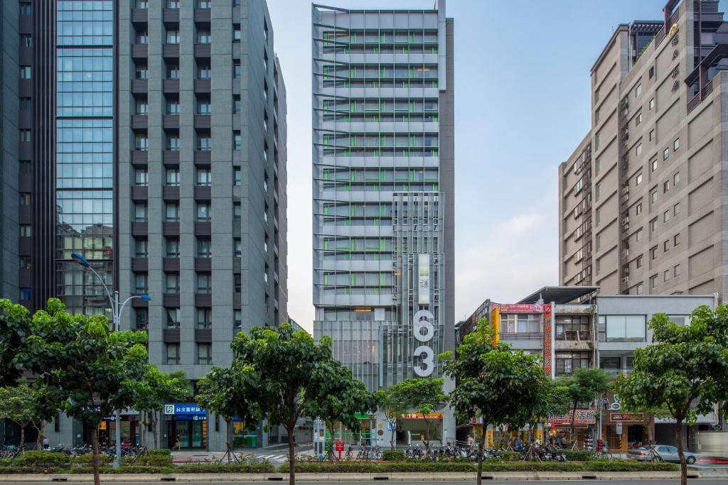 台北谦商旅 - 东门馆的城市中一群高大的建筑