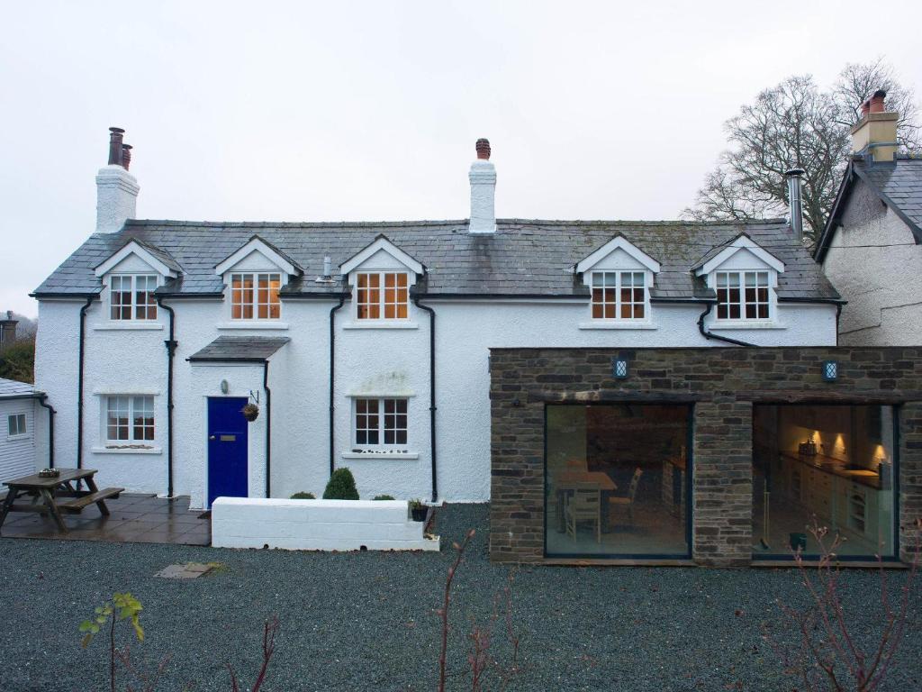 比尔斯韦尔斯Chapel House Cottage的一座白色的大房子,设有蓝色的门