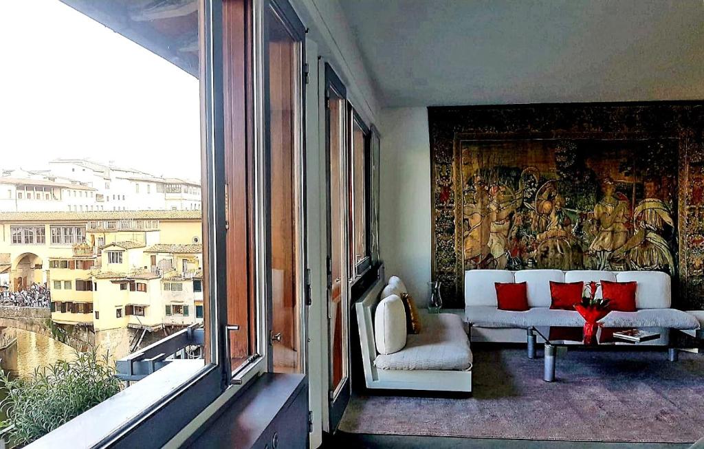 佛罗伦萨Casa Savioli的带沙发和大窗户的客厅
