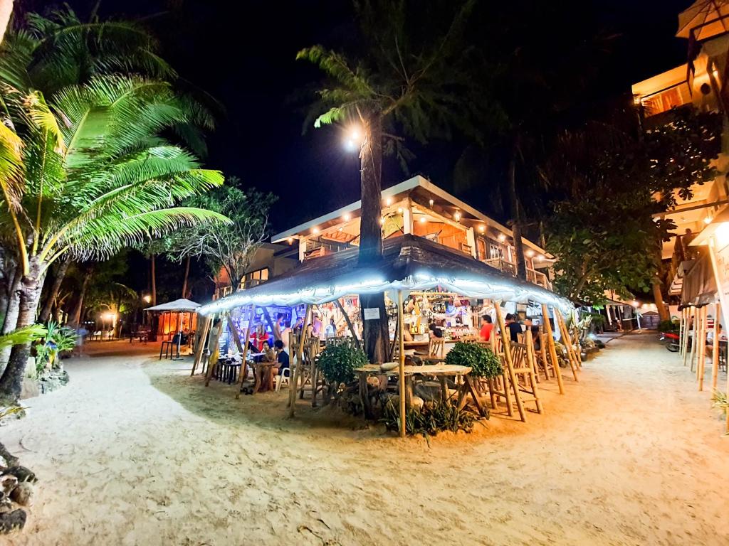 长滩岛可可洛克海滩度假酒店的一间晚上在海滩上带桌椅的餐厅