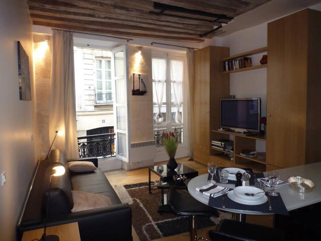 巴黎Gorgeous Paris St Germain des Près的客厅配有桌子和电视
