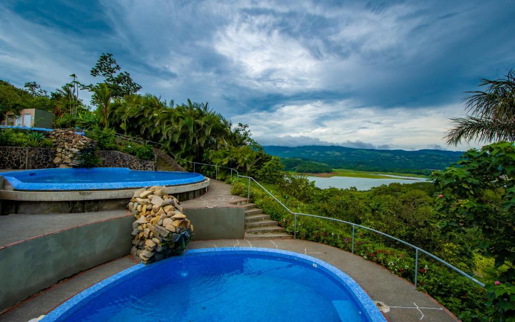 Naranjos AgriosLake Arenal Condos的蓝色游泳池,享有河景