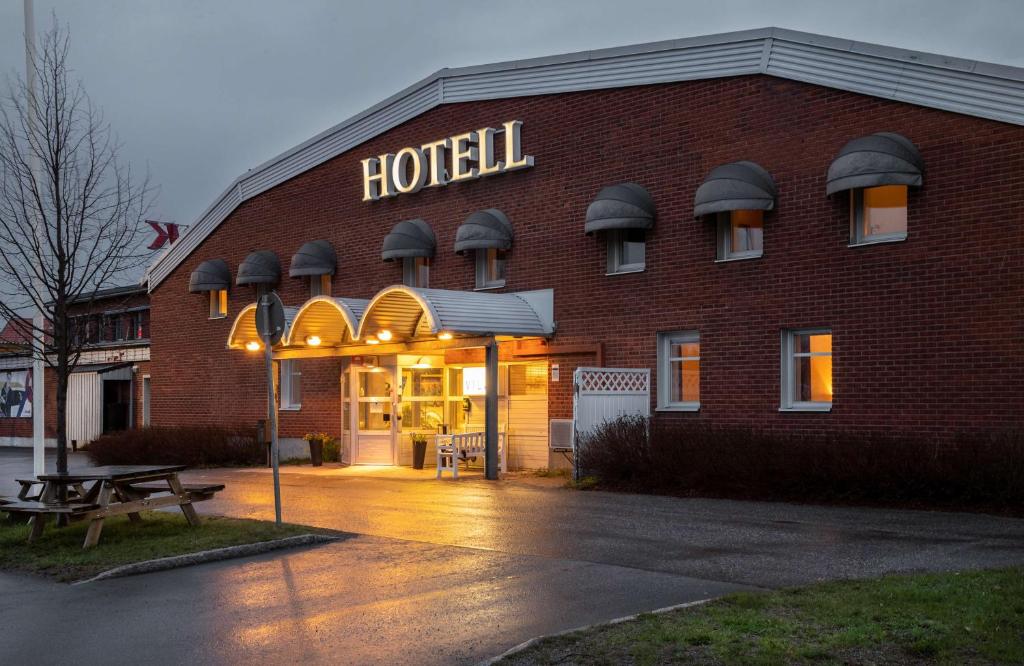 于默奥Hotell Vilja的带有酒店读取标志的酒店大楼