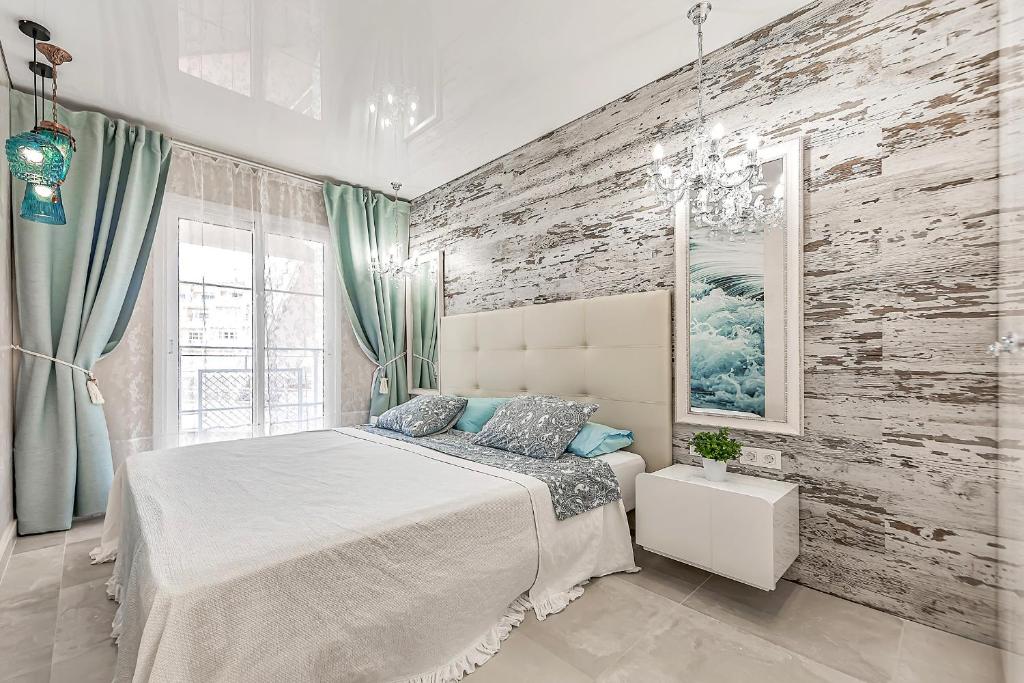 阿德耶Apartment Orlando Wave的卧室配有白色的床和木墙