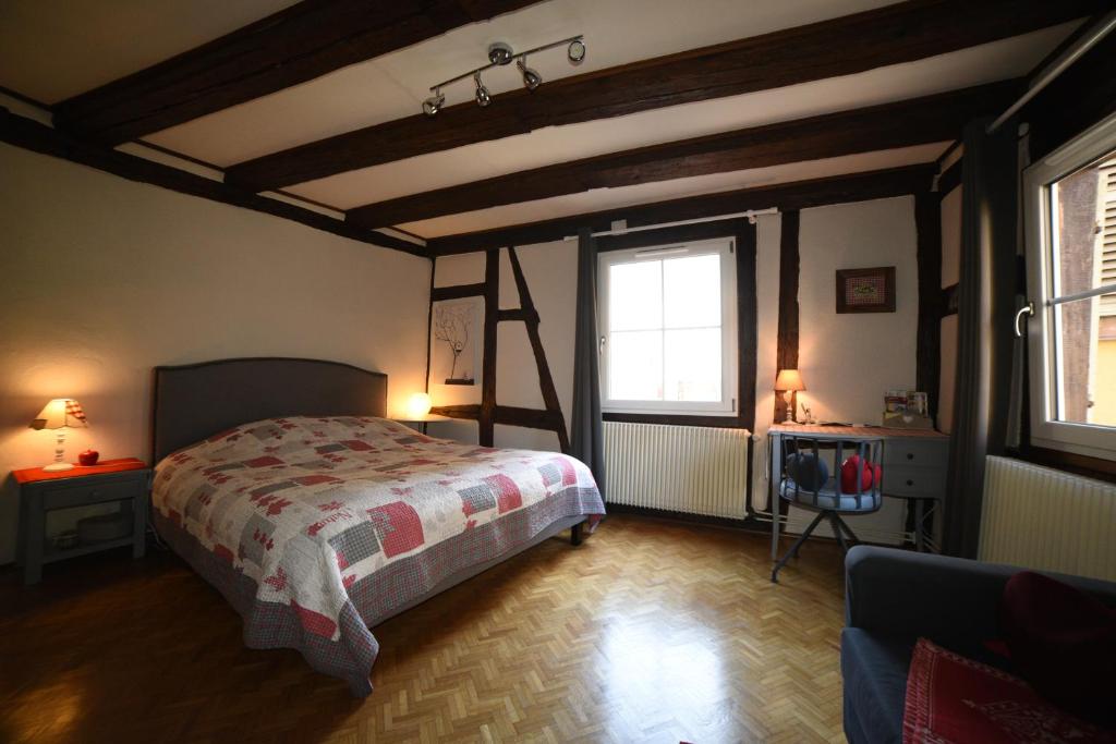 科尔马Gite Bim Maidala的一间卧室设有一张大床和一个大窗户
