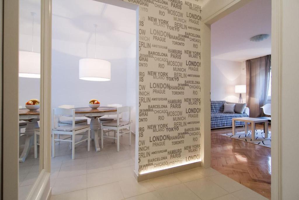 萨格勒布Apartment Sarita的客厅设有墙上的书写
