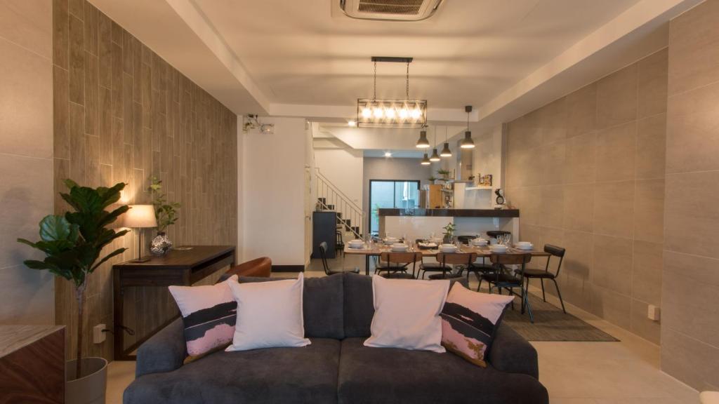 曼谷Airee Premier Residence的客厅配有沙发和桌子