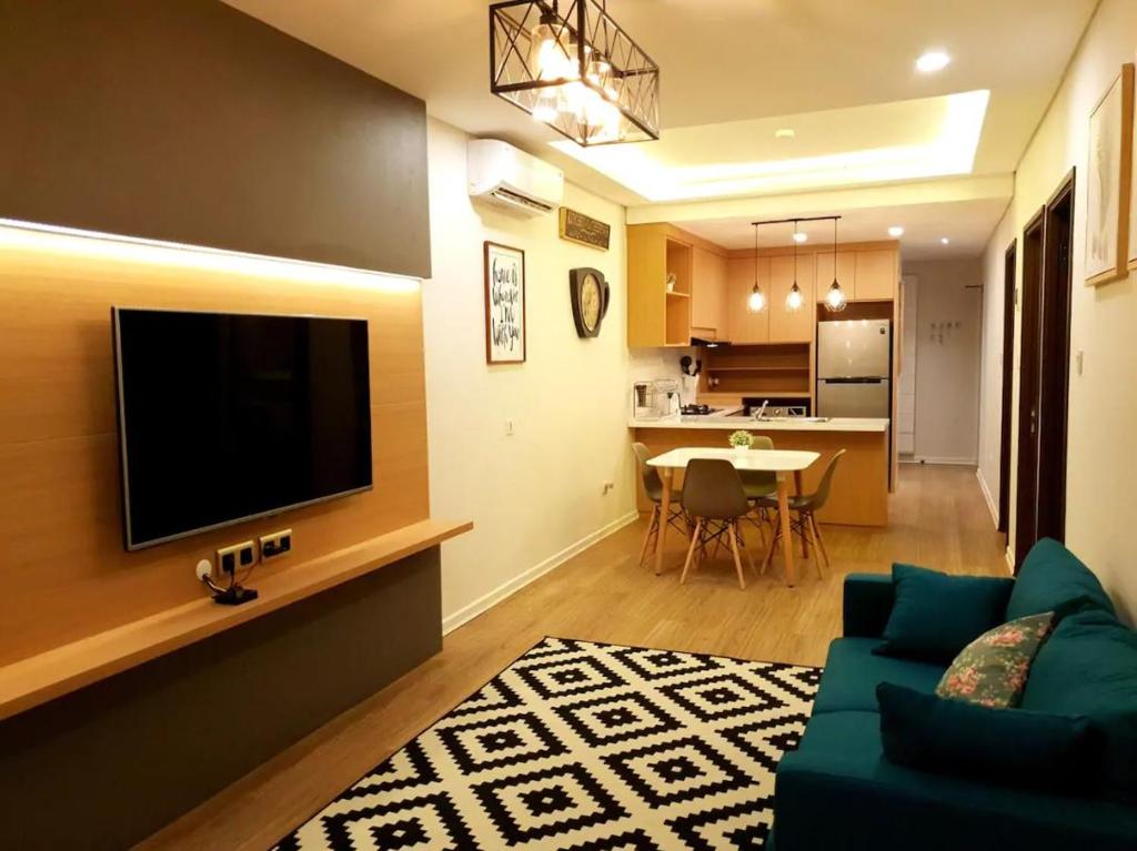 三宝垄Graha Padma Avonia的客厅配有沙发和墙上的电视