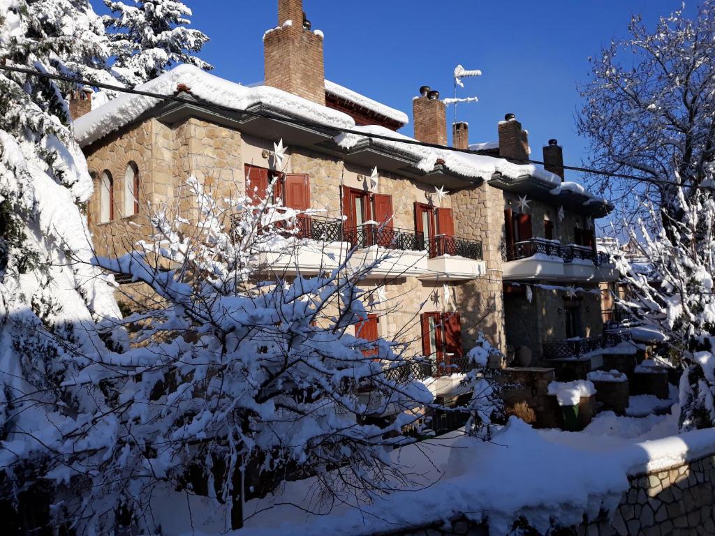 塞尼梅西奇卡罗梅赛翁酒店的前面的雪覆盖的房子