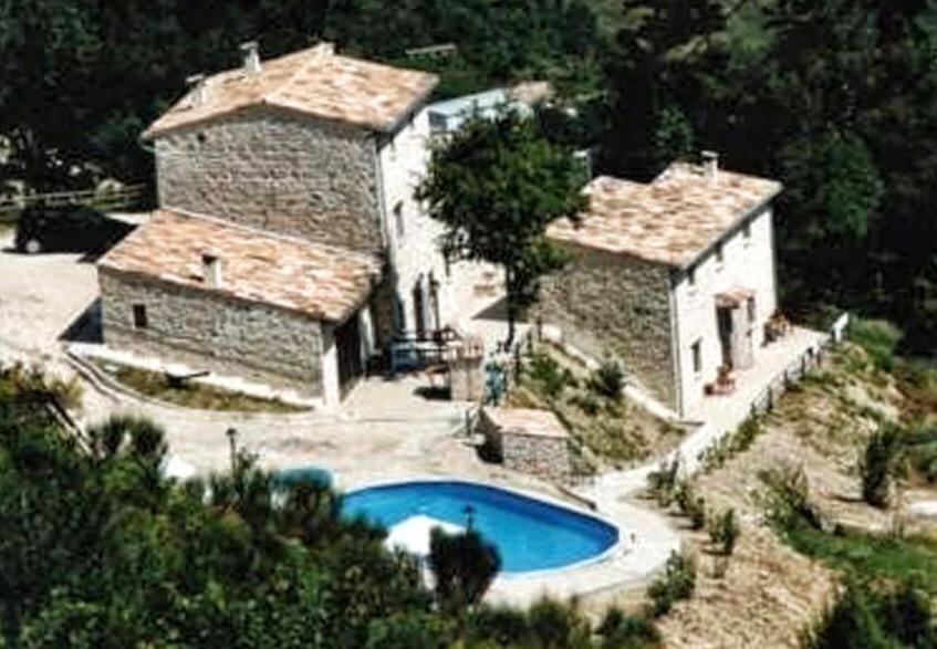 BuggianoI Casali del Buontempo的一座房子前面设有游泳池