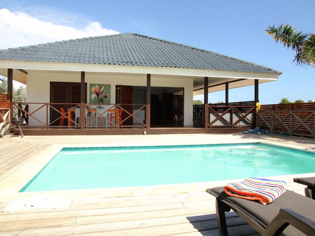 威廉斯塔德Cozy holiday villa at the Damasco resort near Jan Thiel on Curacao的房屋前的游泳池