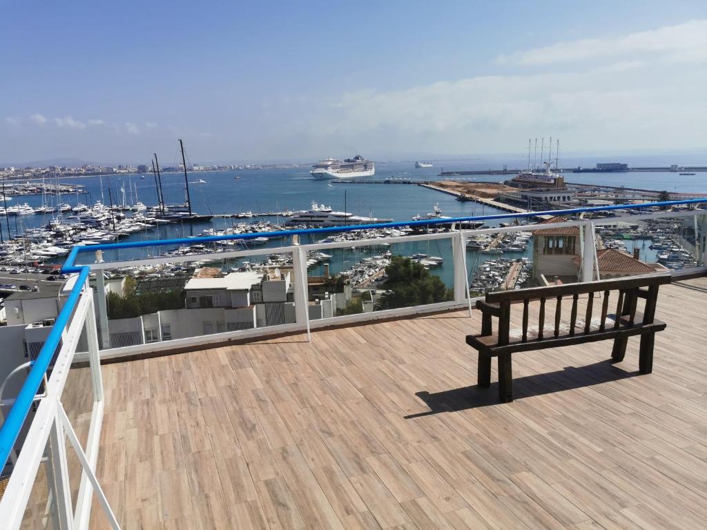 马略卡岛帕尔马爱米克奥里藏特酒店的阳台的长凳,俯瞰着码头