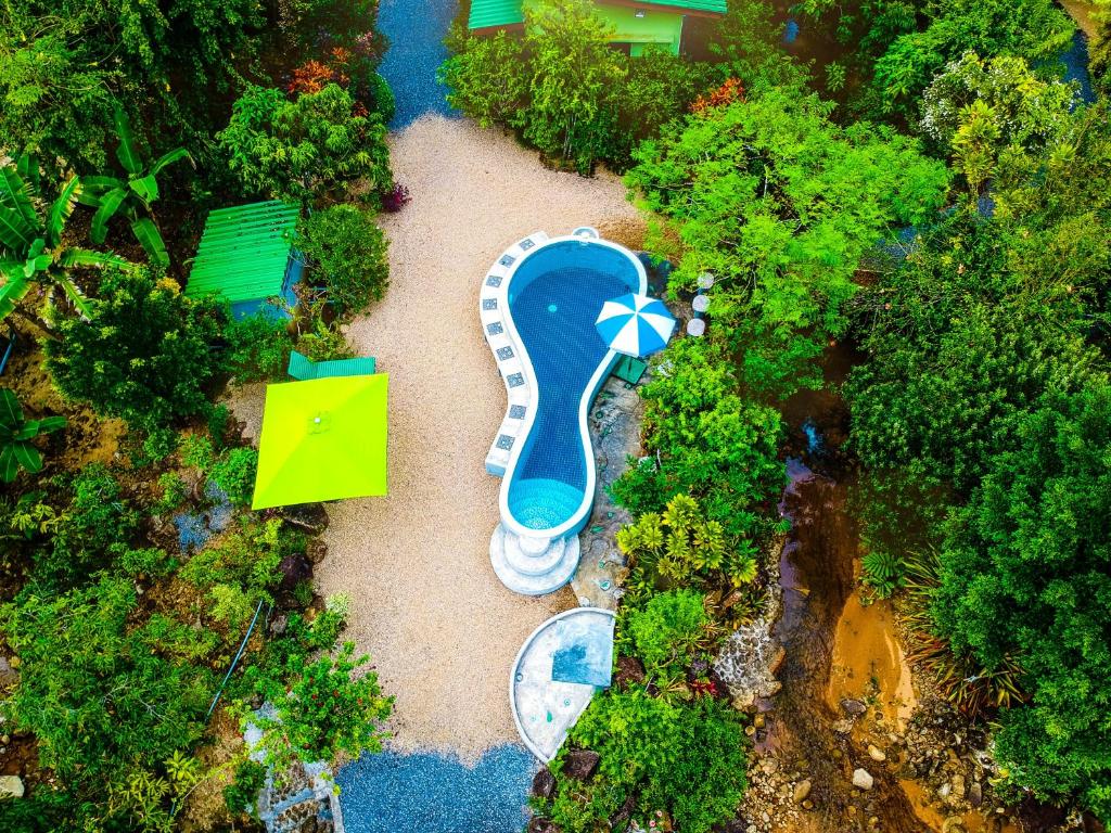 蔻立The Mouth Resort - SHA Extra Plus的享有带雨伞的水上公园的空中景致