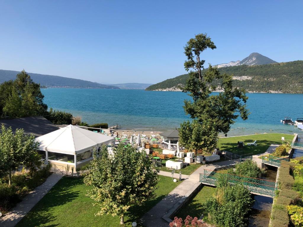 杜约特Logement atypique avec vue unique panoramique sur le lac d’Annecy, dans une résidence avec plage et ponton privée sur la commune de Duingt (Rive gauche du lac).的享有度假村的湖景