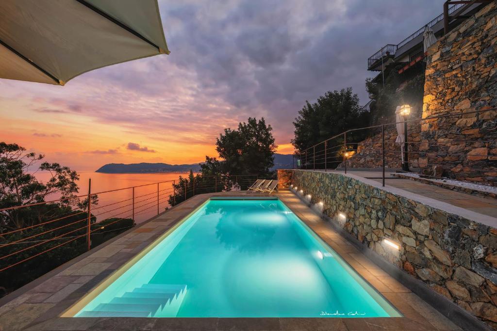 阿拉西奥La Sterlizia di Santa Croce的一座享有日落美景的游泳池