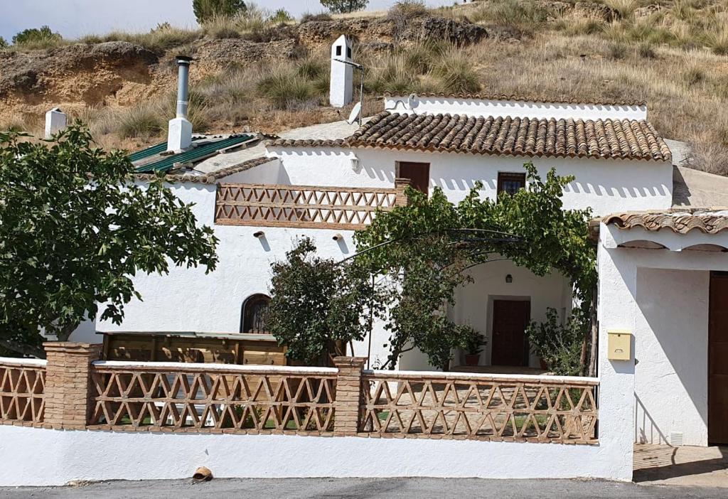 FontanarCasa Cueva Pastor的白色的房子,四周有木栅栏